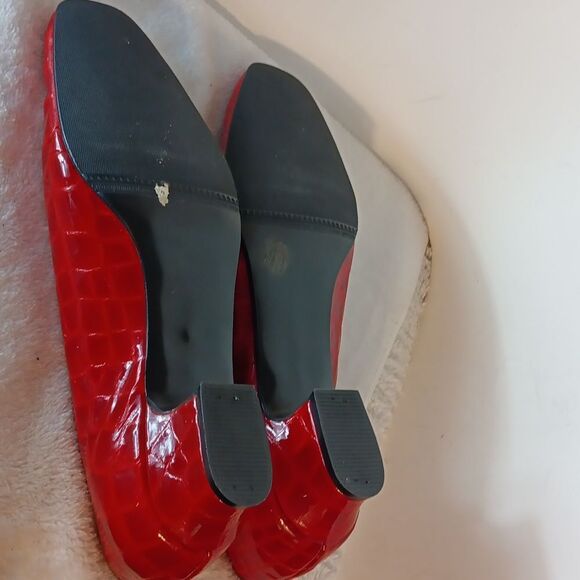 Magdesians Red Leather Crocodile Pattern Women's Kitten Heel Pumps - Picture 4 of 6
